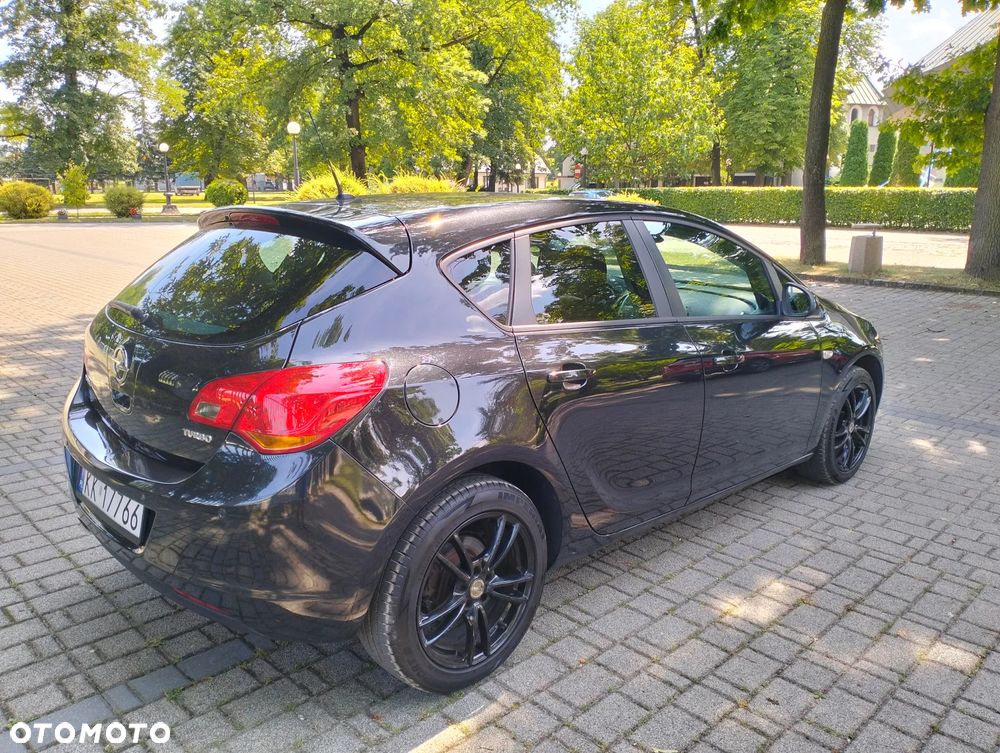 Opel Astra 2011 photo 4