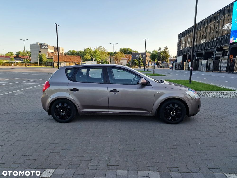 Kia Ceed - 28