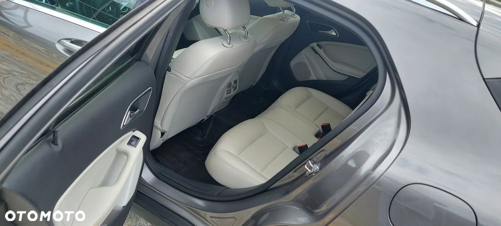 Mercedes-Benz GLA 250 4Matic 7G-DCT UrbanStyle Edition - 13