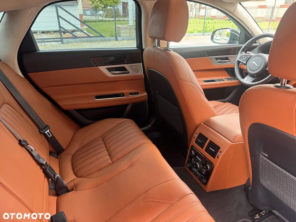 Jaguar XF 25t Portfolio - 36