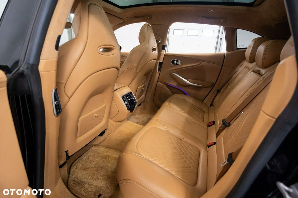 Aston Martin DBX - 26