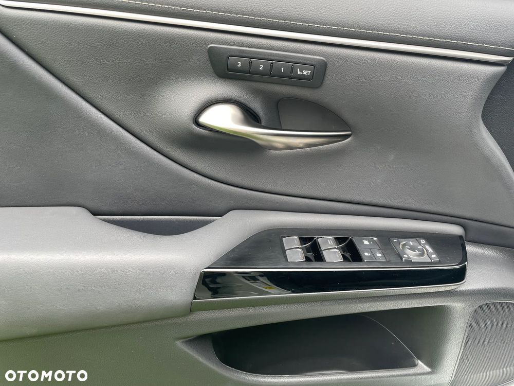 Lexus ES 300h Business Edition + - 13