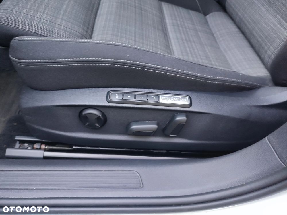 Volkswagen Passat Variant 2.0 TDI SCR DSG Elegance - 7