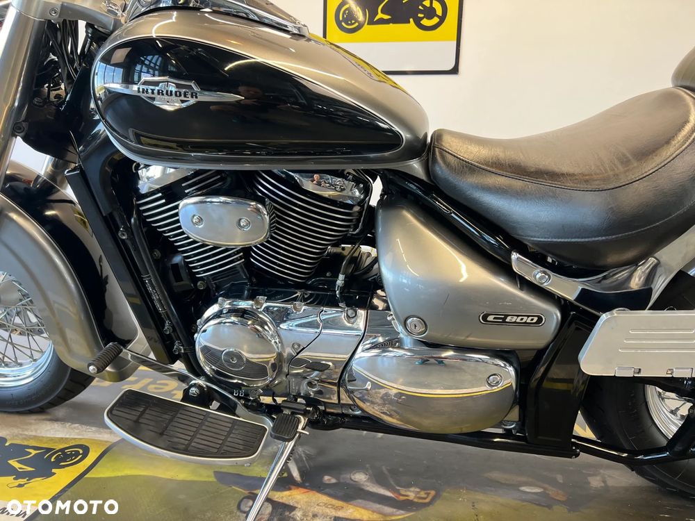 Suzuki Intruder - 12