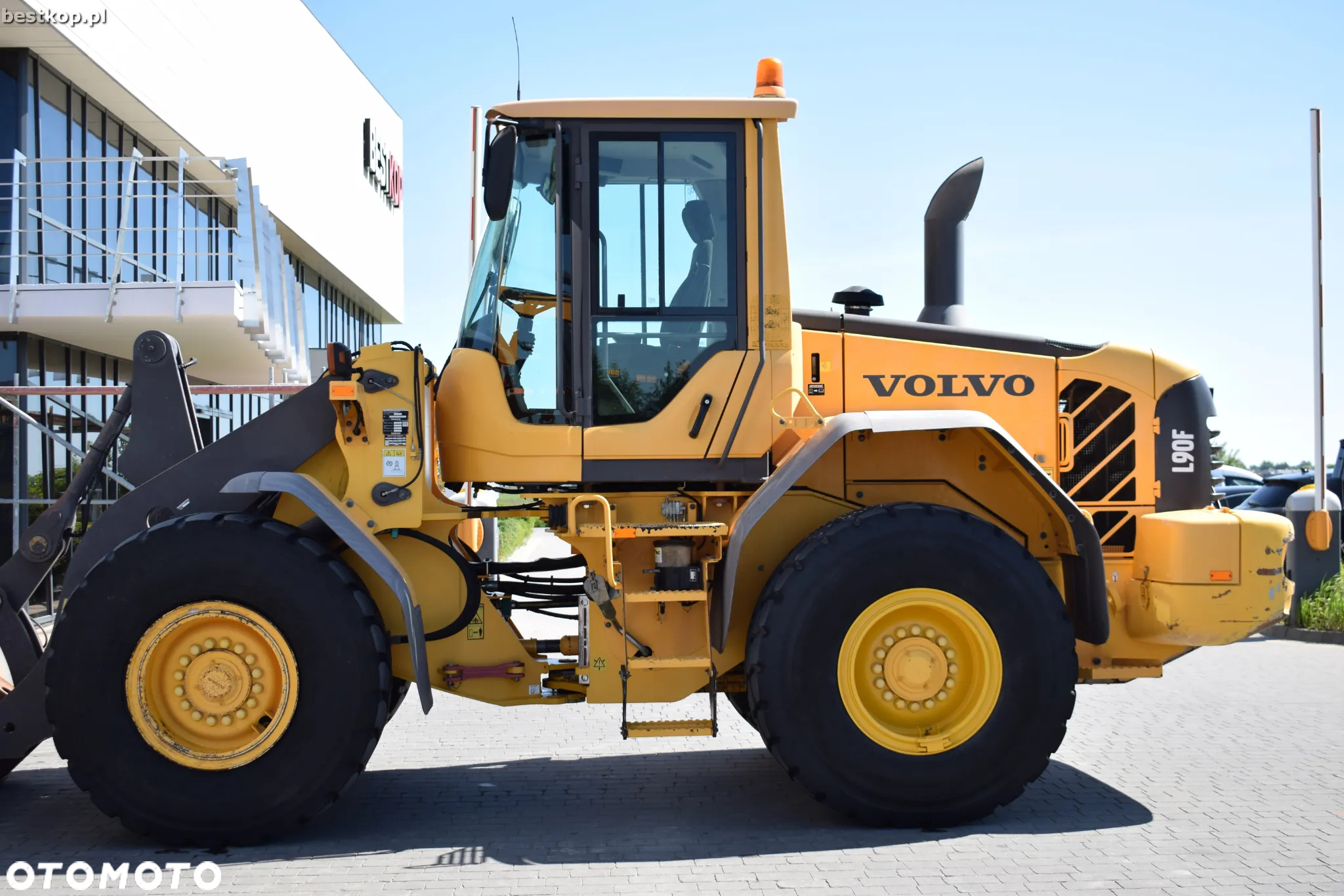 Volvo L90F - 11