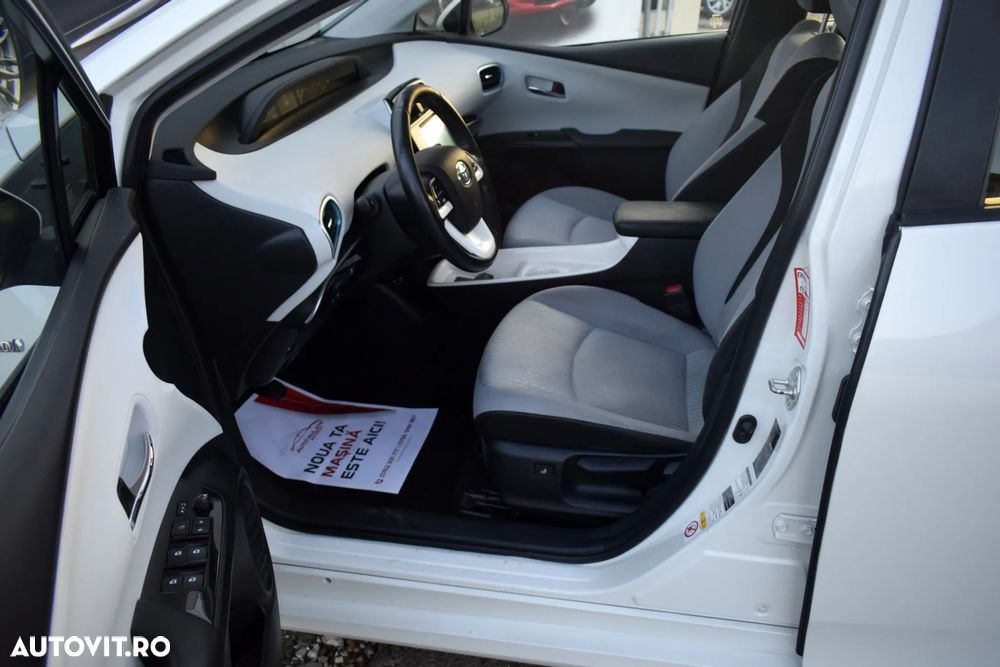 Toyota Prius (Hybrid) Sol Plus - 12