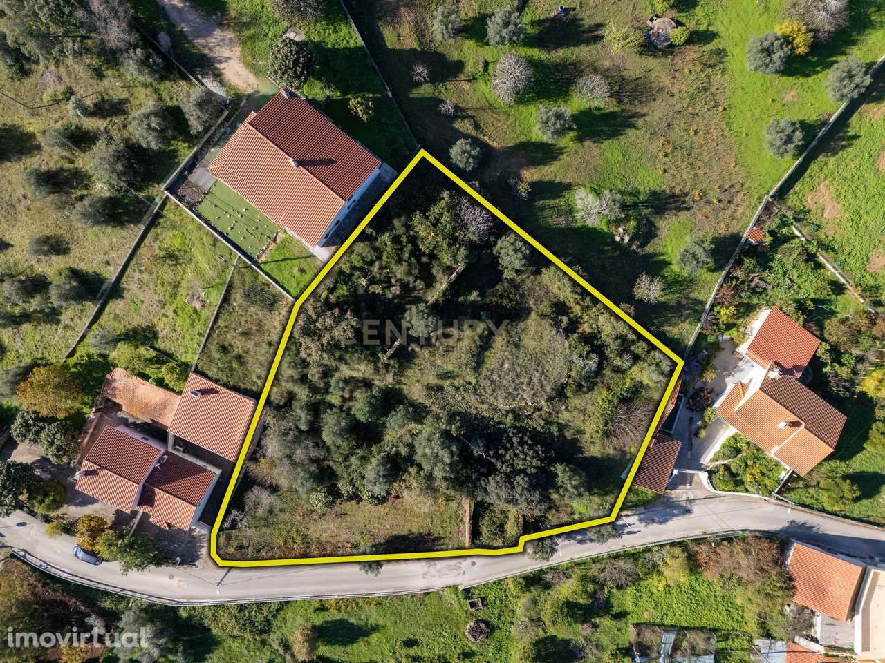 Terreno Urbano com Ruínas e Árvores de Fruto - 2.280m² - Longra, Tomar - Grande imagem: 2/16