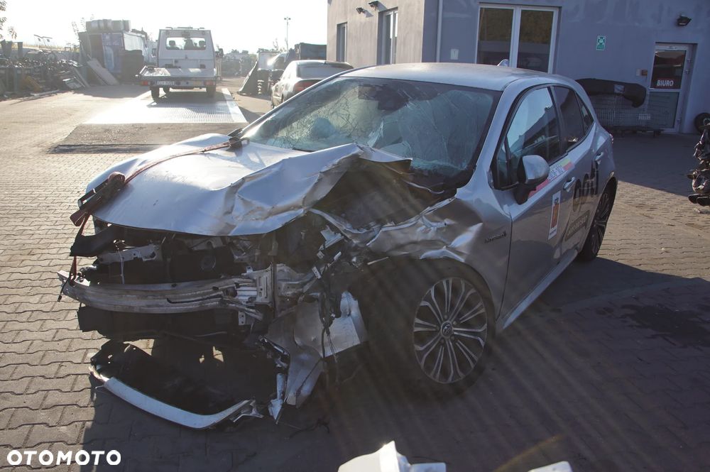 Auto na części - Toyota Corolla E21 1.8 HYBRID 122 KM 2ZR-FXE CVT 1J6 2019R Silnik Skrzynia Drzwi Lusterko Zderzak Klapa Lampa Szyba Klamka Deska Kokpit Sterownik Moduł Czujnik Licznik Wyświetlacz Panel Kierownica - 9