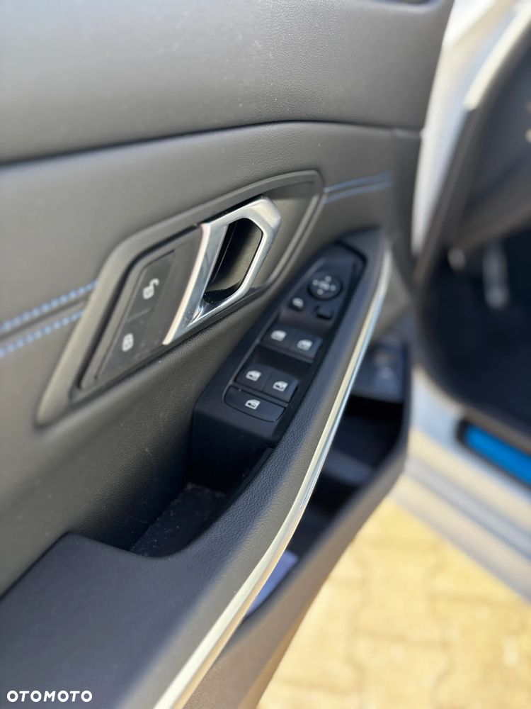 BMW Seria 3 330i xDrive M Sport - 11
