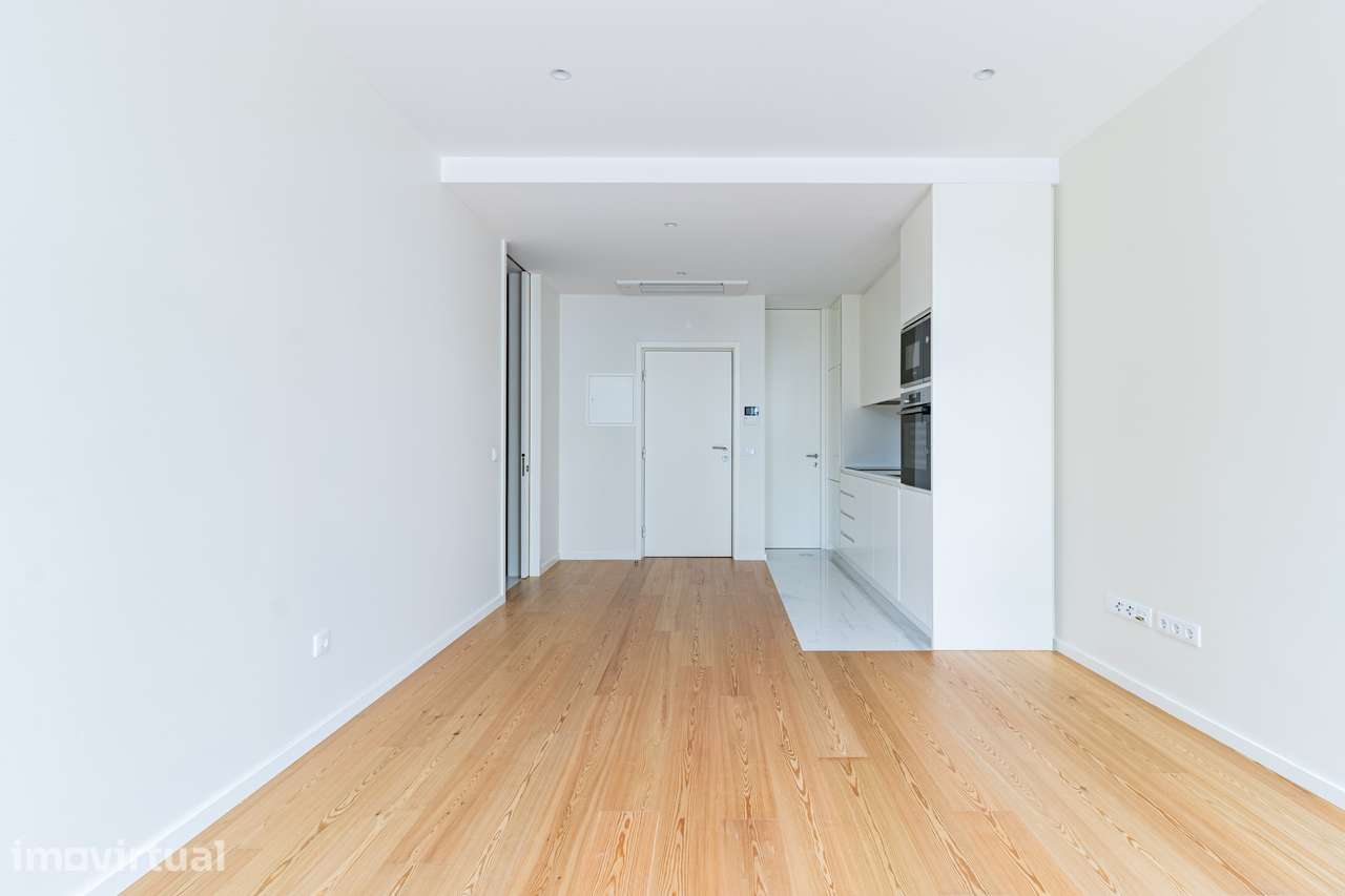 T1 Novo no Porto com Excelente Luz Natural - Grande imagem: 2/9