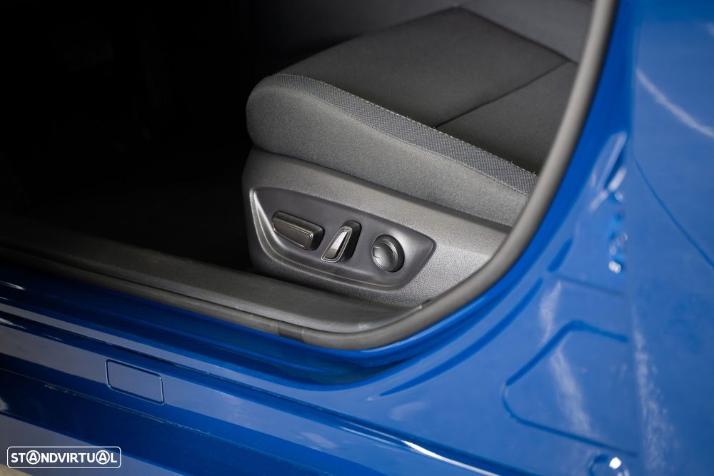 Toyota Prius 2.0 Plug-in Luxury - 13