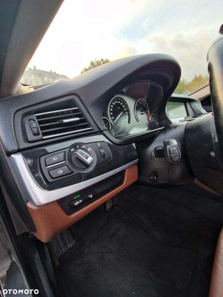 BMW Seria 5 525d xDrive - 17