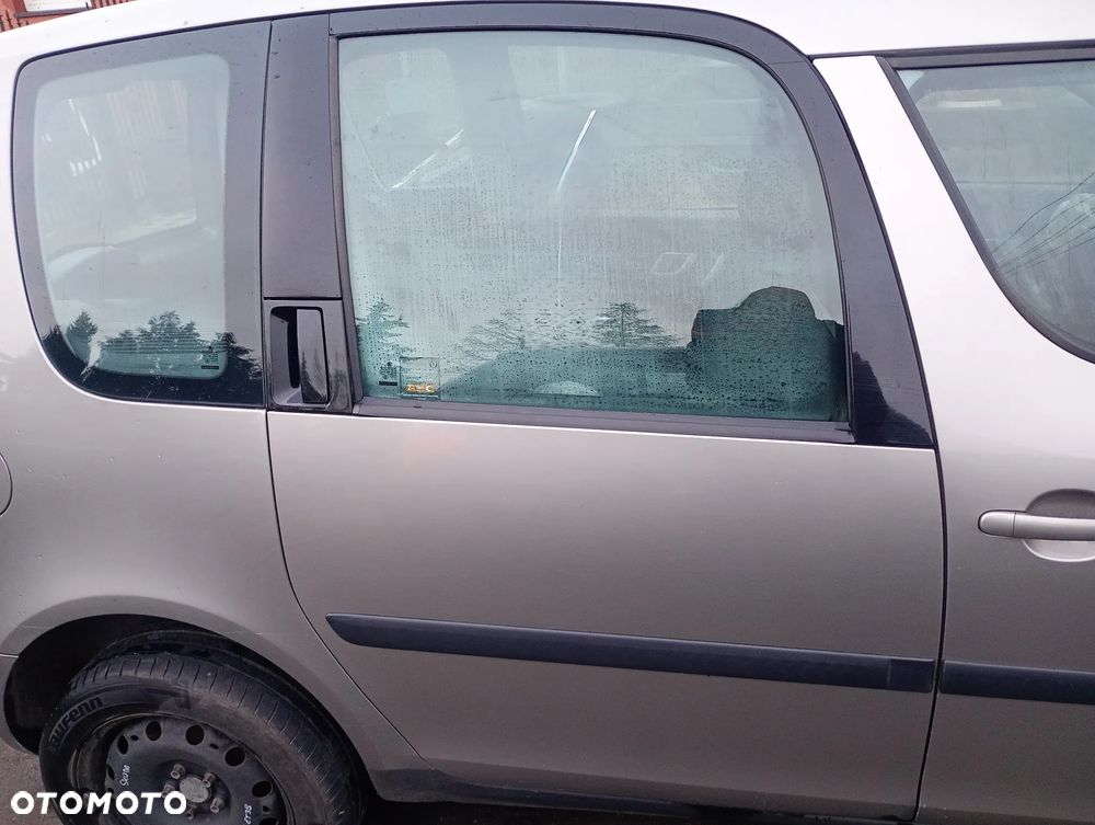 SKODA ROOMSTER 9202 drzwi prawe tylne prawy tył