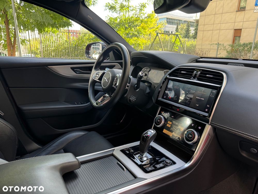 Jaguar XE 2.0 P250 R-Dynamic S - 11