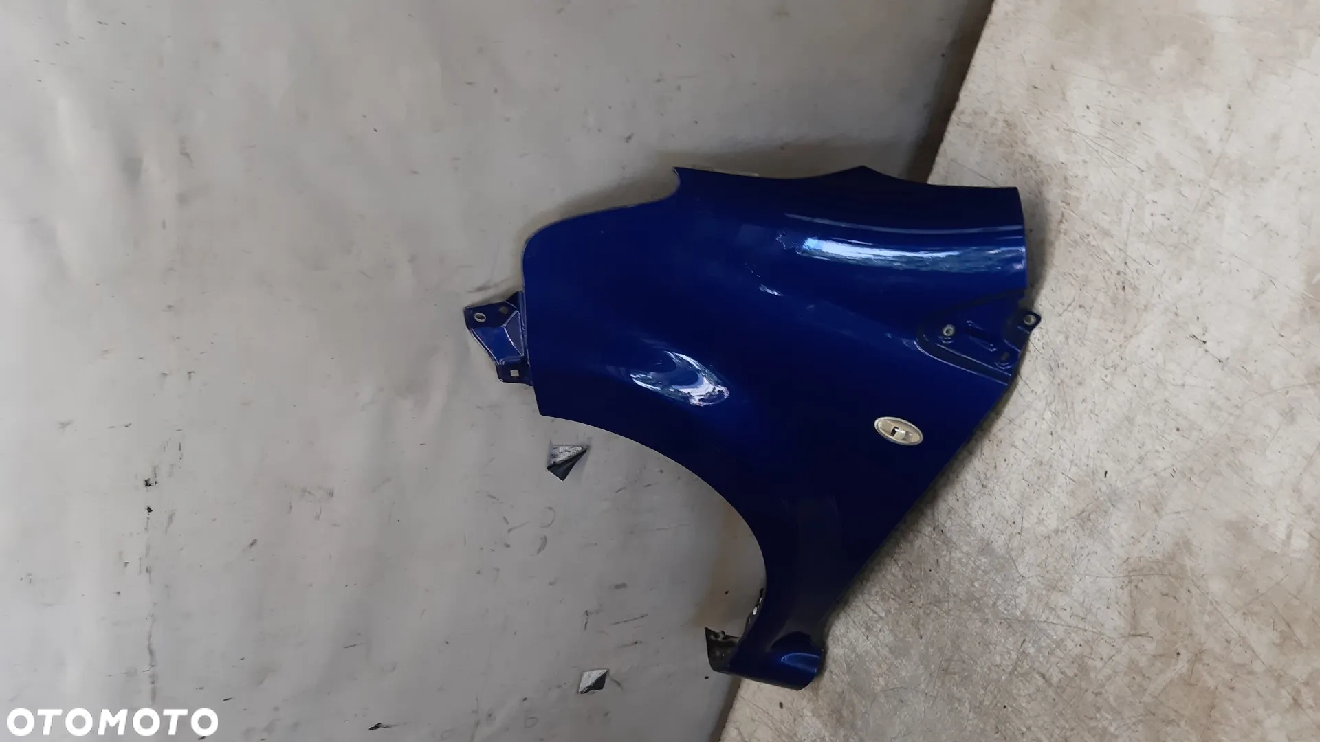 * BŁOTNIK PRZÓD PRZEDNI LEWY DO TOYOTA AYGO GRANATOWY 8M6 - 2