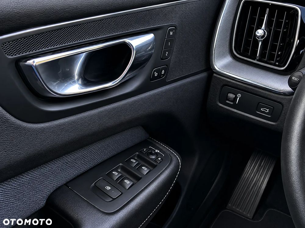 Volvo XC 60 B4 D Ultimate Dark - 12