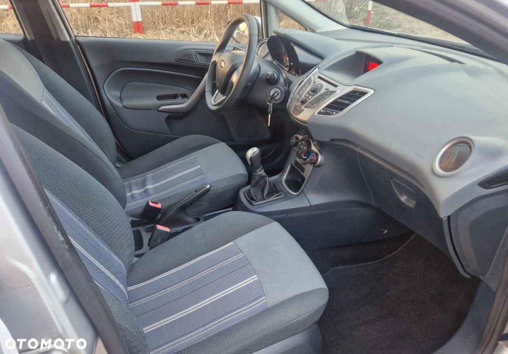 Ford Fiesta - 25