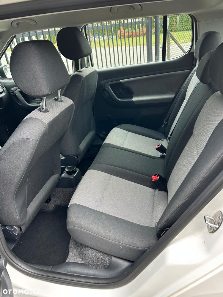 Skoda Fabia 1.2 HTP STYLE EDITION - 17