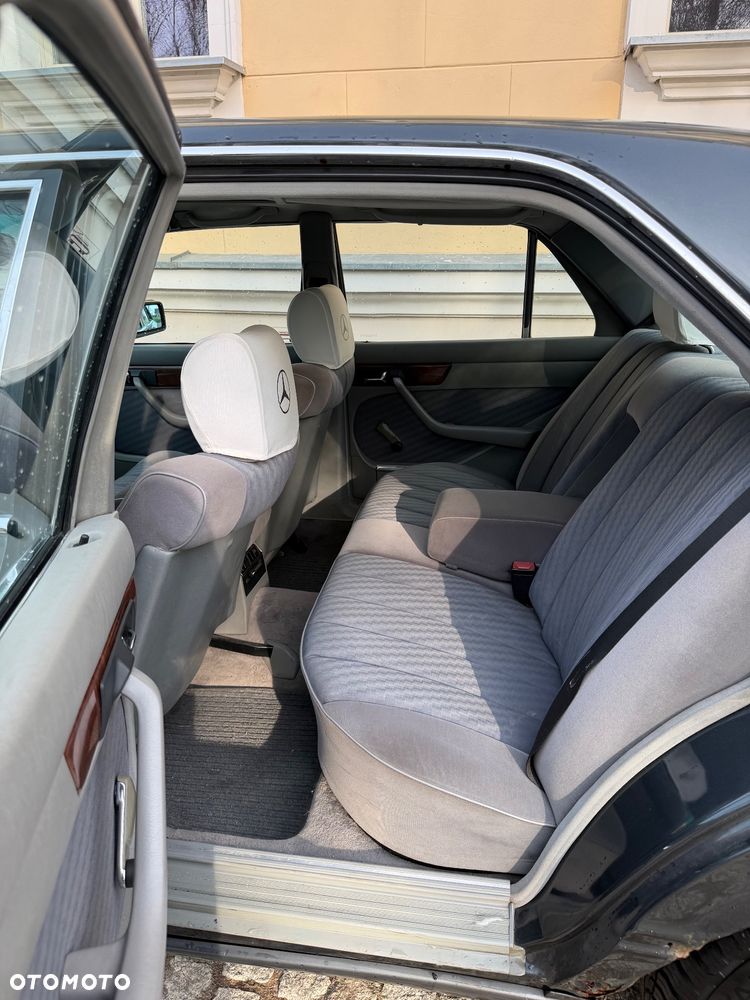 Mercedes-Benz 280 - 25