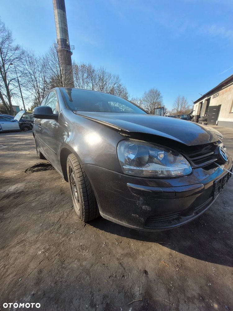 Części- Posiadamy na sprzedaż części z pojazdu:   Volkswagen golf Pojemność: 1595  Moc: 75kW  Rok: 2005  Benzyna kod lakieru LC9Z - 2