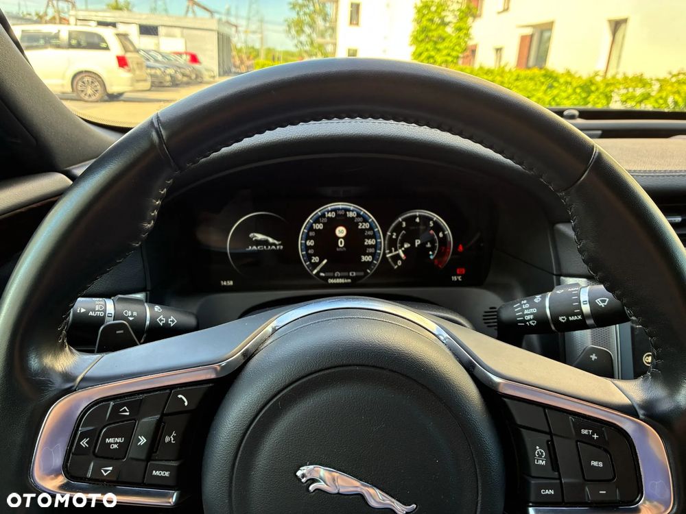 Jaguar XF 20t Prestige - 33