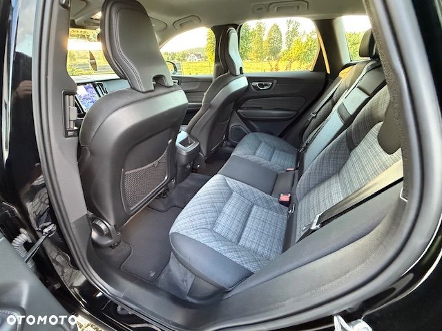 Volvo XC 60 B4 D Geartronic Momentum Pro - 25
