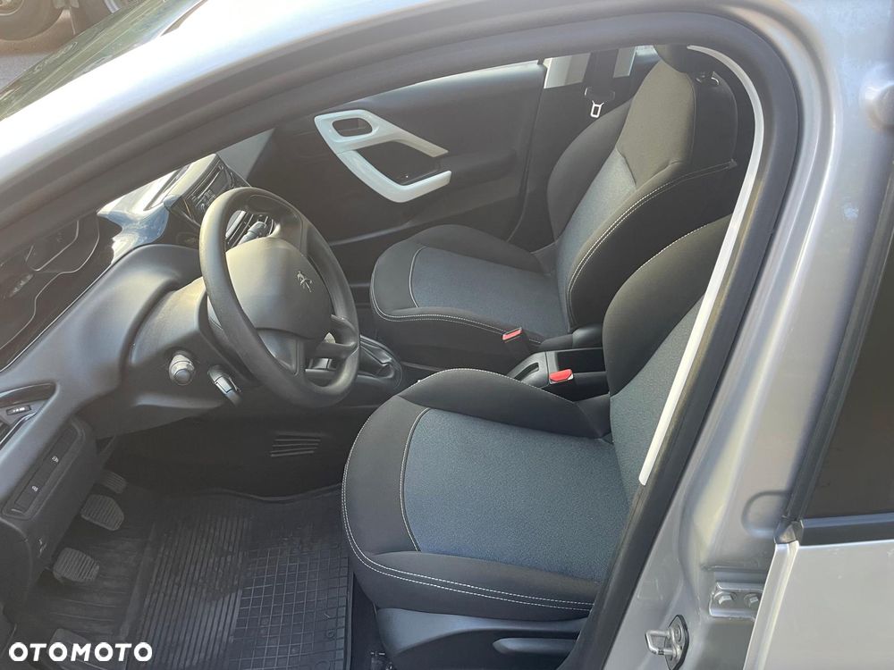 Peugeot 208 - 11