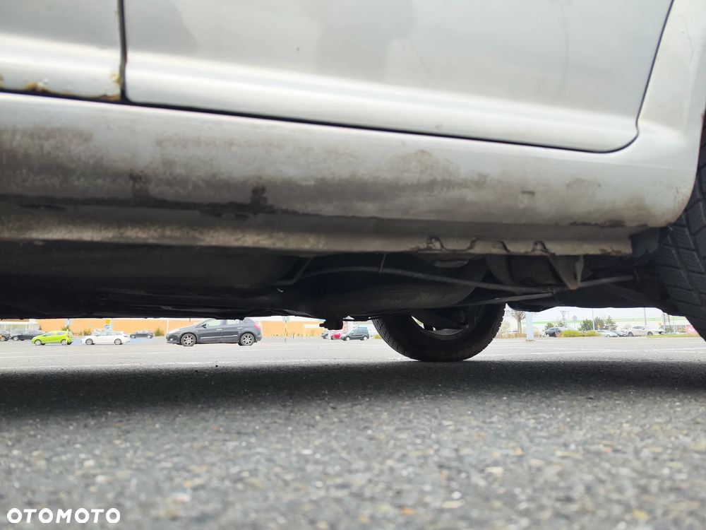 Volkswagen Golf 1.9 TDI Highline - 11