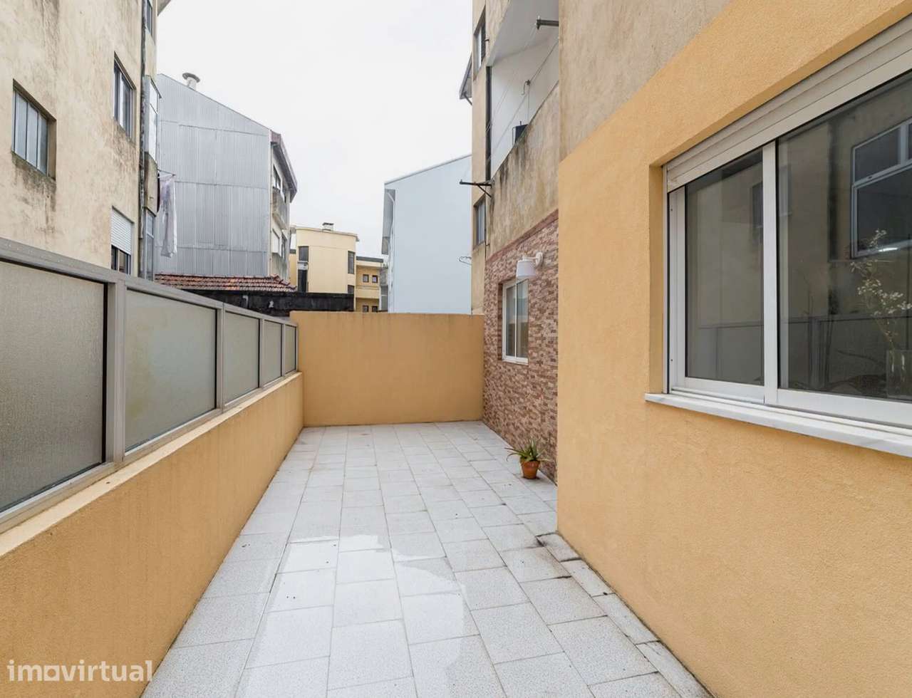Apartamento T1 em Paranhos com varanda e elevador - Grande imagem: 3/12