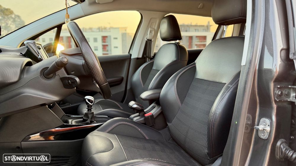 Peugeot 2008 1.2 PureTech GT Line - 26