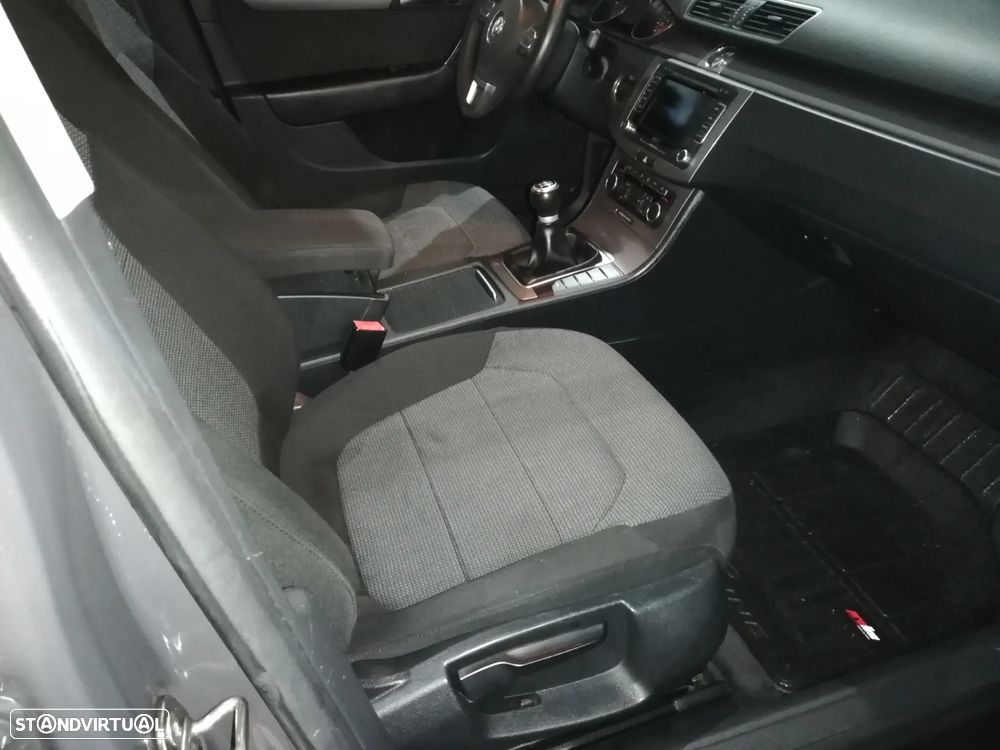 VW Passat Variant 1.6 TDI DPF BlueMotion Highline - 7