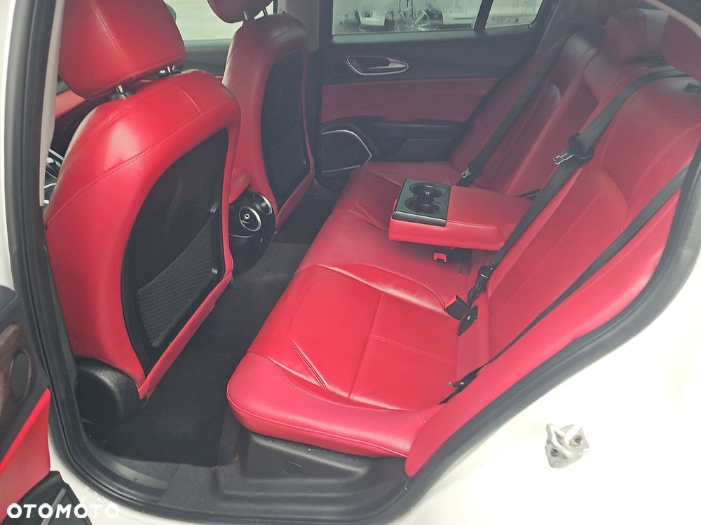 Alfa Romeo Giulia 2.0 Turbo TI Q4 - 10