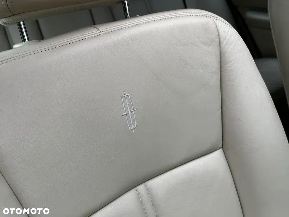 Lincoln Town Car - 30