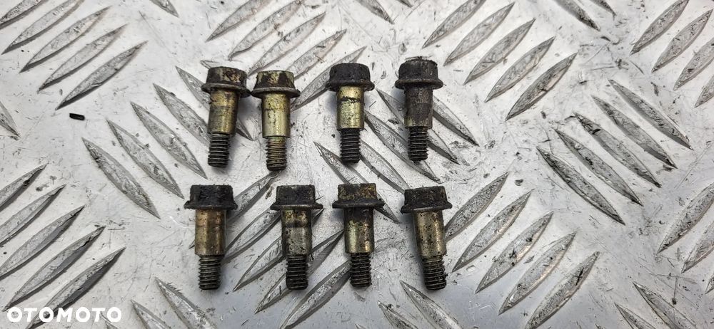 Nissan Terrano II 2.4 Śruby Pokrywy Zaworów - 1