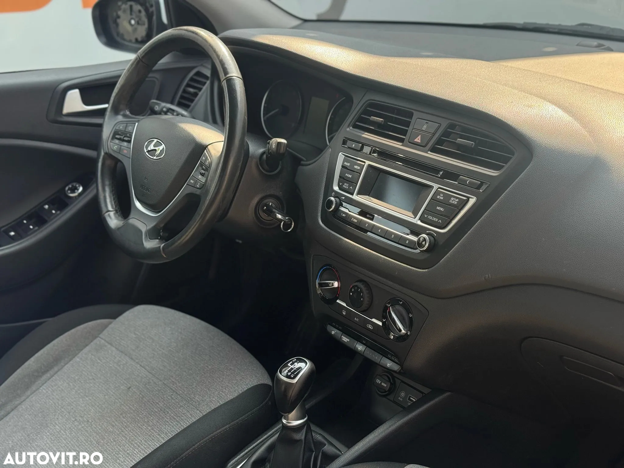 Hyundai i20 1.4 YES! Silver - 37