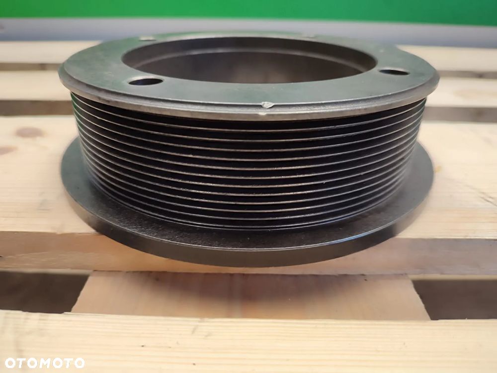 Koło pasowe R133879 wału korbowego silnika JOHN DEERE 6125HZ007 - 6