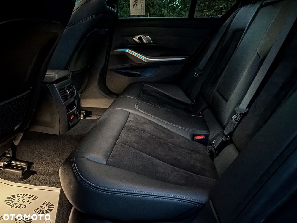 BMW Seria 3 330e M Sport - 26