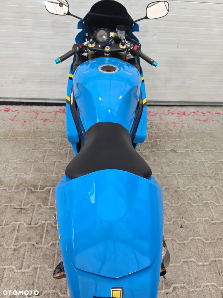 Suzuki GSX-R - 25
