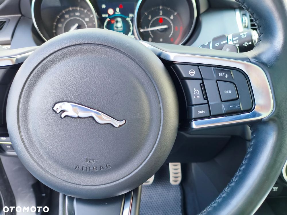 Jaguar E-Pace 2.0 i4D AWD R-Dynamic - 17