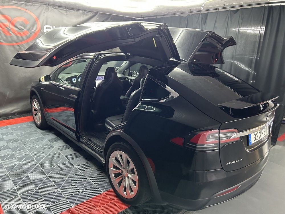 Tesla Model X - 8
