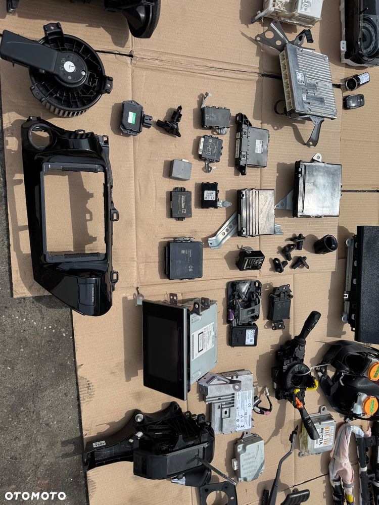 TOYOTA HILUX  a 8 VIII  LIFT CZĘŚCI kierownica z tempomatem wszystkie   2015- Radio    1300zl / 86140-OK620 138000-6050H101 BQ800962 FT0078A 10R-04  Moduł nawigacj 400zl / QNG-BE2808  6434C-BE2808  TA-2014 202-SMB033   Sterownik moduł napędu 300zl  89533-71092 363811-12720   Moduł kamera radar asystent 300zl  MFC430TA 8646C-OKO20   62A669-000 89990-0K081  -300zł   88650-0K560 MA277400-6930  -200zł   Sensor radar distronic acc 1400zl  88210-OKO50  Moduł zamka centralnego 150zl  89740-OKO40 61B921-000  MODUL STEROWNIK START STOP -400zl  8926A-OKO10 219002-3230   89784-F4020 200zl  POMBA ABS  700zl  116040-48230 89541-71810  MODUŁ STOP AND START 600zl  89260-0K062 219001-4640   STEROWNIK MODUL WTRYSKU ENGINE CONTROL 3400 zł   89666-0KW12 SZ276100-5300   MODUŁ POZIOMOWANIA REFLEKTORÓW 200zł  89960-71050 35600-70567 88QkX375957   Gateway 250zl  89100-71010 5012-9894   Przepływomierz 2.4 -100zl 22204-30030 197500-0030   081-0H86 -200zl   Wentylator 400 184721 B453771   Rezystor wentylatora silnika dmuchawy 350  499300-2250    89960-71050 35600-70567  88QKX375957    Obudowa panel ramka radia 200zl 55420-kk140  Moduł bezpieczników skrzynka zestaw startowy zestaw do odpalenia hilux 8 2.4  89221-0K011 82730-OK520   Licznik zegary 83800-FD290-B 800  Przełącznik zespolony taśma zwijak manetka 1117732 -800zl   Przelacznik napędów reduktora M57265 -150zl   sensor air bag 89170-0K841 RA 231000-8551 -1000zl   Zestaw konsola pasy deska rozdzielcza toyota hilux 8 oryginalna 3300zl   Moduł przekaźnik świec żarowych 28551-0E010 150zl   panel klimatyzacji 400 zł 55900-0KB10 6440888a  oslona konsoli 200zl  55407-kk071 55414-kk04   Lewarek zmiany biegów automat 350zł  A004 16AUG18   Pedal hamulca 150zł   ramiona wycieraczek mechanizm wycieraczek 350zl 85110-0K171 AE159300-7070  Nagrzwnica 700zl  87010-0KG90  Lewarek 200 zł   kurtyny prawa lewa L9XN8251623 1L0V62718Q3H  TG11E01001  00589-P1-000194  1500sztuka   55303-KK040 stelaz konsoli 300   55607-kk020 osłona pod konsole 50 zł   55642-KK020 66995-KK020 55618-kk040 66995 -Kk040 55618-KK060 -100zl   Instalacja elektryczna skrzynka bezpieczników cena do dogadania   82169-kk020  82143-KK670 82199-KK561 82138-KK081 82121-KKK51-A  82171-KK141  Ab 111-59ibw2-r 7432472-ab   SZYBKA WYSYŁKA PARAGON FAKTURA MOŻLIWOŚĆ DOSTAWY W TEN SAM DZIEN U CIEBIE POSIADAMY WIELE CZĘŚCI DO TEGO MODELU  I - 14