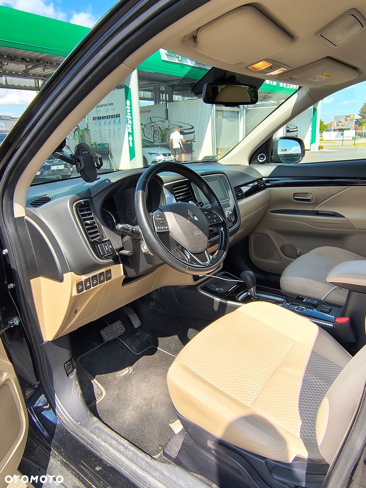 Mitsubishi Outlander 2.0 Instyle + 4WD CVT - 10