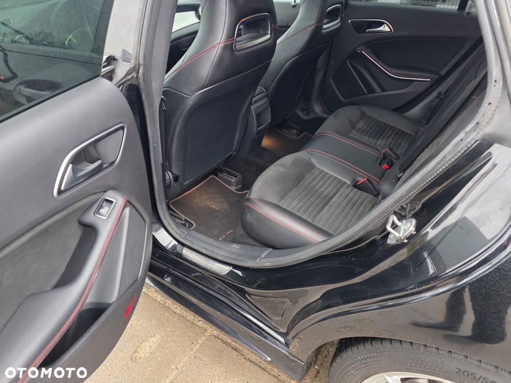 Mercedes-Benz CLA 220 4-Matic AMG Line - 17