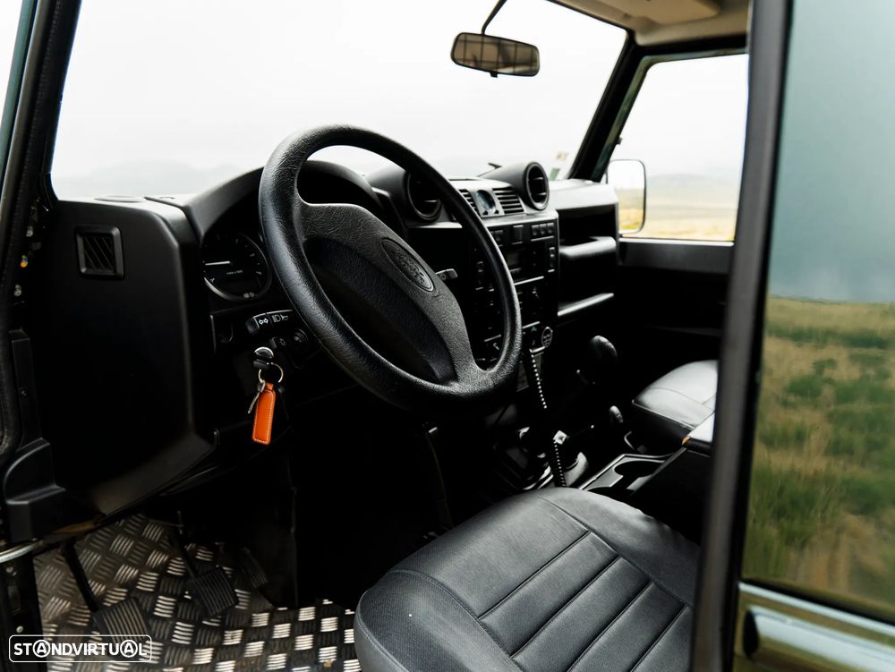 Land Rover Defender - 22