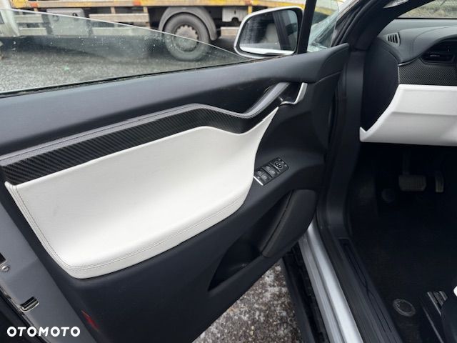 Tesla Model X - 14