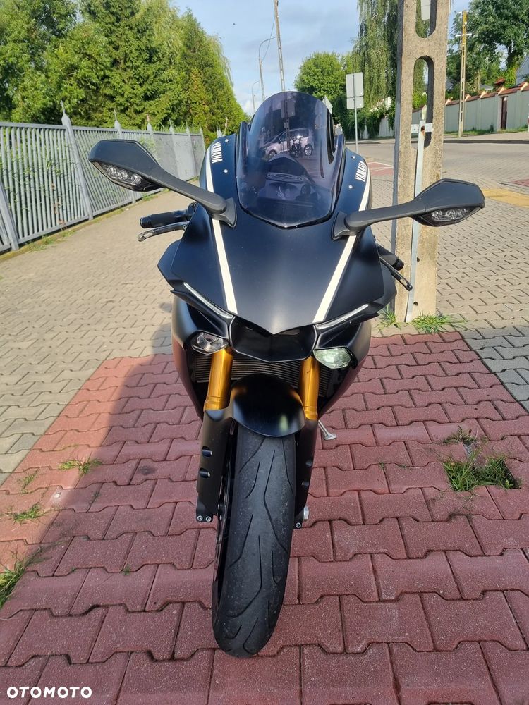 Yamaha R1 - 6