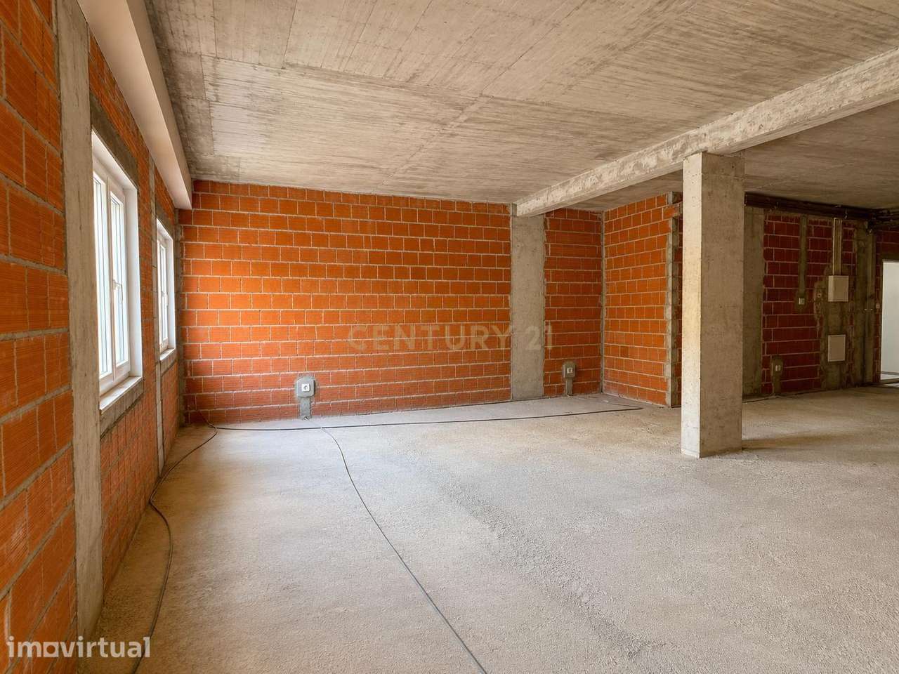 Espaço Versátil com Potencial para Habitação | 166 m² | Rio de Mouro - Grande imagem: 4/12