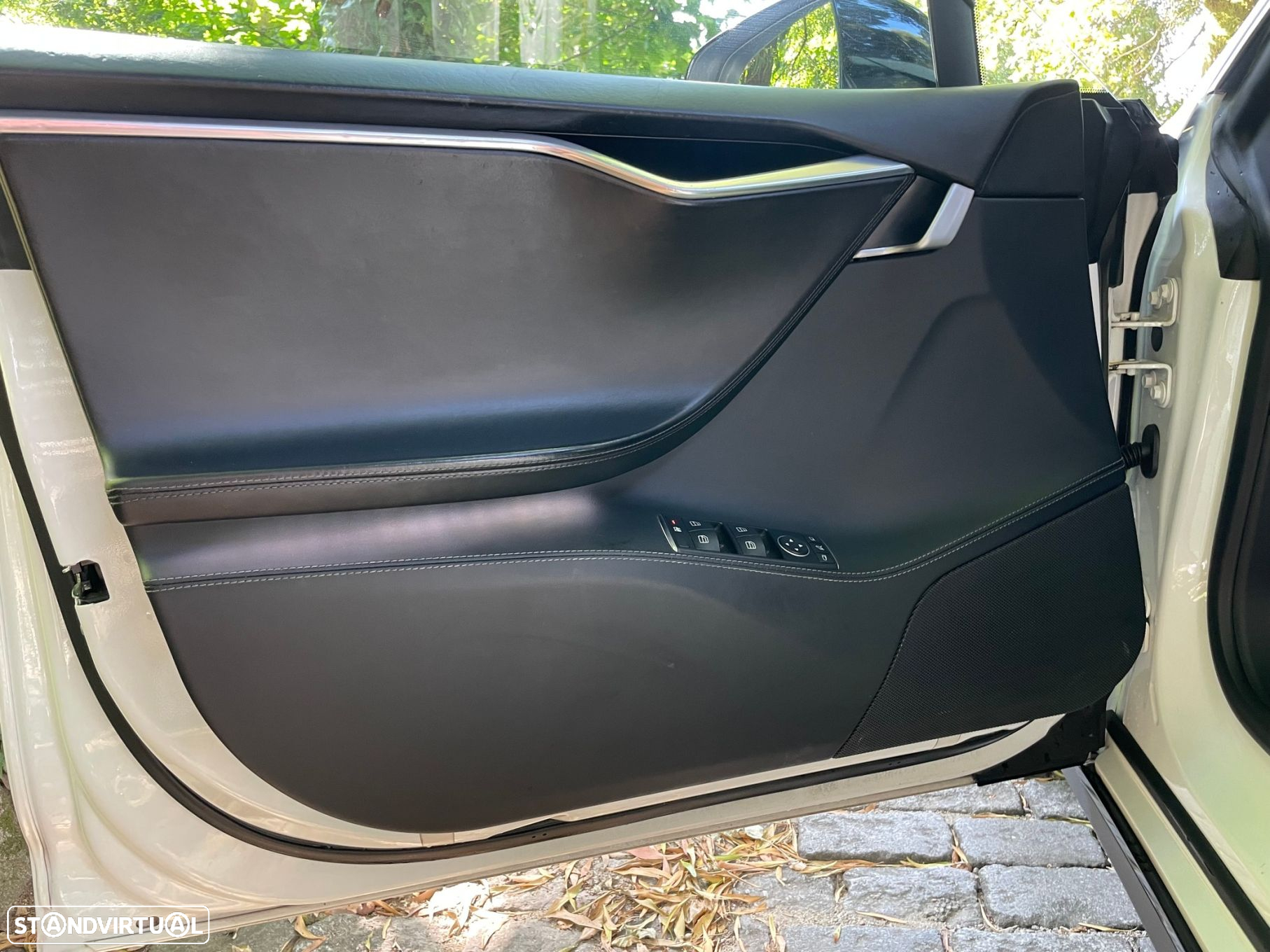 Tesla Model S 90D - 39