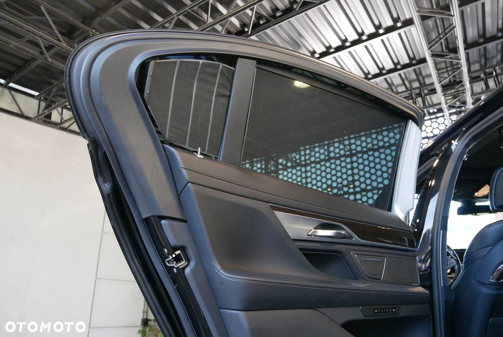 BMW Seria 7 750Li xDrive - 32