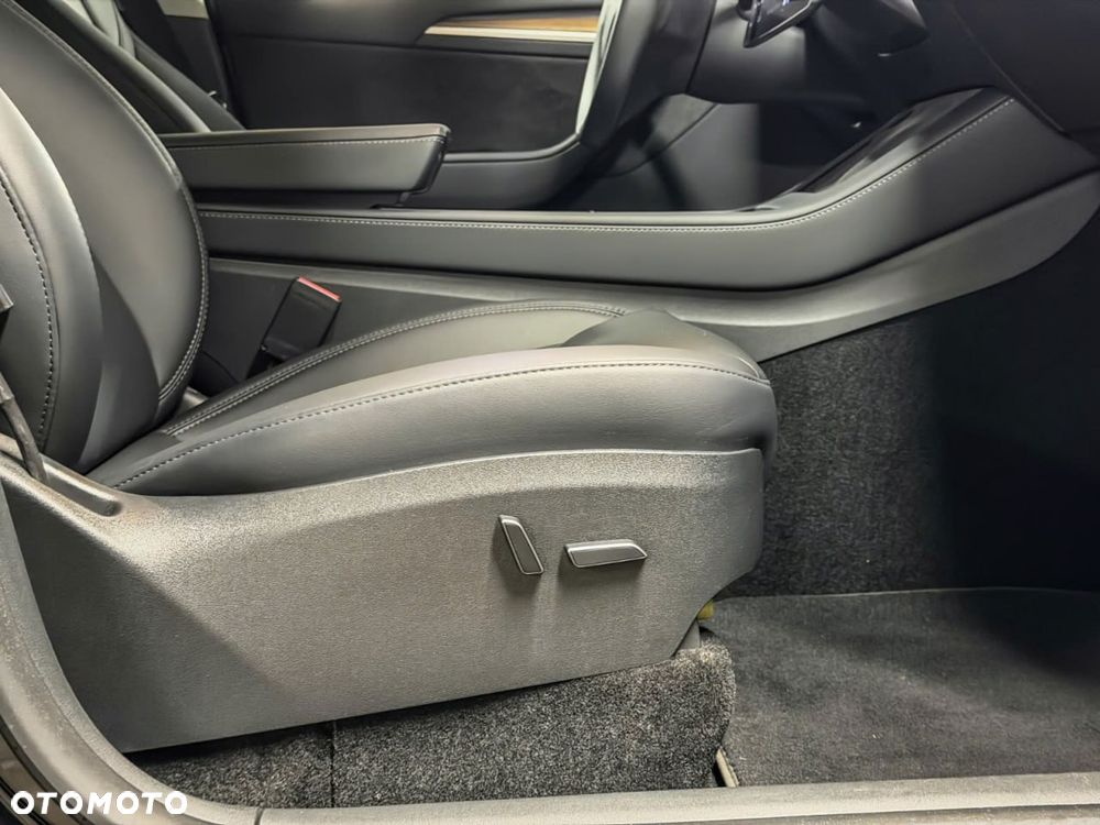 Tesla Model Y Long Range AWD - 23